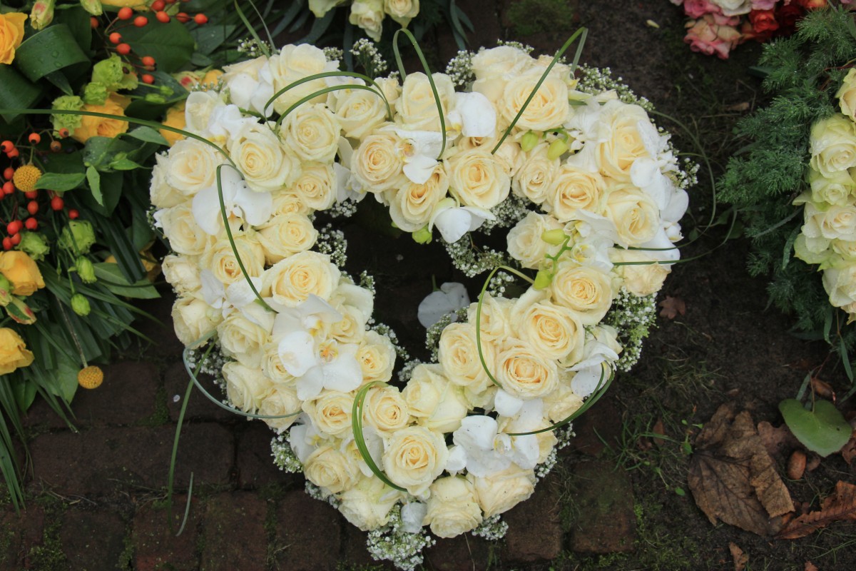 10 Ways to Uniquely Honor a Loved One at a Service